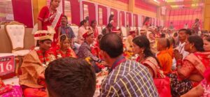 ऐतिहासिक अद्भूतीय आयोजन- राजधानी रायपुर में 51 सनातनी कन्याओं का छत्तीसगढ़ प्रांतीय अग्रवाल संगठन (सम्मेलन) ने कराया सामूहिक विवाह, जोड़ों को आशीर्वाद देने उमड़ पड़े समाज बंधु, सनातन धर्म की संस्कृति के अनुरूप हुआ विवाह संस्कार, दीनदयाल गोयल जी ने उपलब्ध करवाई अपनी होटल एंट्री पॉइंट ऐतिहासिक अद्भूतीय आयोजन- राजधानी रायपुर में 51 सनातनी कन्याओं का छत्तीसगढ़ प्रांतीय अग्रवाल संगठन (सम्मेलन) ने कराया सामूहिक विवाह, जोड़ों को आशीर्वाद देने उमड़ पड़े समाज बंधु, सनातन धर्म की संस्कृति के अनुरूप हुआ विवाह संस्कार, दीनदयाल गोयल जी ने उपलब्ध करवाई अपनी होटल एंट्री पॉइंट kshititech