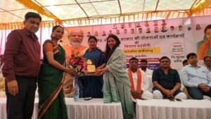 रंग लाई सांसद कमलेश की पहल- केंद्र एवं राज्य सरकार की जनकल्याणकारी योजनाओं की जानकारी लोगों तक पहुंचाना ही इस प्रदर्शनी का मुख्य उद्देश्य- कमलेश जांगड़े सांसद, 22 मार्च को शक्ति में प्रगतिशील छत्तीसगढ़ के अंतर्गत भव्य प्रदर्शनी का हुआ शुभारंभ, पूर्व नेता प्रतिपक्ष नारायण चंदेल सहित दिग्गज हस्तियां रही मौजूद,24 मार्च को होगा समापन, 2000 स्कूली बच्चों ने भी पहुंचकर प्रदर्शनी का किया अवलोकन रंग लाई सांसद कमलेश की पहल- केंद्र एवं राज्य सरकार की जनकल्याणकारी योजनाओं की जानकारी लोगों तक पहुंचाना ही इस प्रदर्शनी का मुख्य उद्देश्य- कमलेश जांगड़े सांसद, 22 मार्च को शक्ति में प्रगतिशील छत्तीसगढ़ के अंतर्गत भव्य प्रदर्शनी का हुआ शुभारंभ, पूर्व नेता प्रतिपक्ष नारायण चंदेल सहित दिग्गज हस्तियां रही मौजूद,24 मार्च को होगा समापन, 2000 स्कूली बच्चों ने भी पहुंचकर प्रदर्शनी का किया अवलोकन kshititech