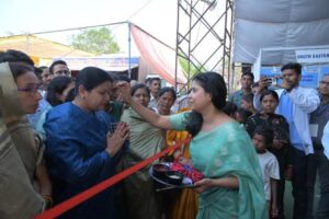 रंग लाई सांसद कमलेश की पहल- केंद्र एवं राज्य सरकार की जनकल्याणकारी योजनाओं की जानकारी लोगों तक पहुंचाना ही इस प्रदर्शनी का मुख्य उद्देश्य- कमलेश जांगड़े सांसद, 22 मार्च को शक्ति में प्रगतिशील छत्तीसगढ़ के अंतर्गत भव्य प्रदर्शनी का हुआ शुभारंभ, पूर्व नेता प्रतिपक्ष नारायण चंदेल सहित दिग्गज हस्तियां रही मौजूद,24 मार्च को होगा समापन, 2000 स्कूली बच्चों ने भी पहुंचकर प्रदर्शनी का किया अवलोकन रंग लाई सांसद कमलेश की पहल- केंद्र एवं राज्य सरकार की जनकल्याणकारी योजनाओं की जानकारी लोगों तक पहुंचाना ही इस प्रदर्शनी का मुख्य उद्देश्य- कमलेश जांगड़े सांसद, 22 मार्च को शक्ति में प्रगतिशील छत्तीसगढ़ के अंतर्गत भव्य प्रदर्शनी का हुआ शुभारंभ, पूर्व नेता प्रतिपक्ष नारायण चंदेल सहित दिग्गज हस्तियां रही मौजूद,24 मार्च को होगा समापन, 2000 स्कूली बच्चों ने भी पहुंचकर प्रदर्शनी का किया अवलोकन kshititech