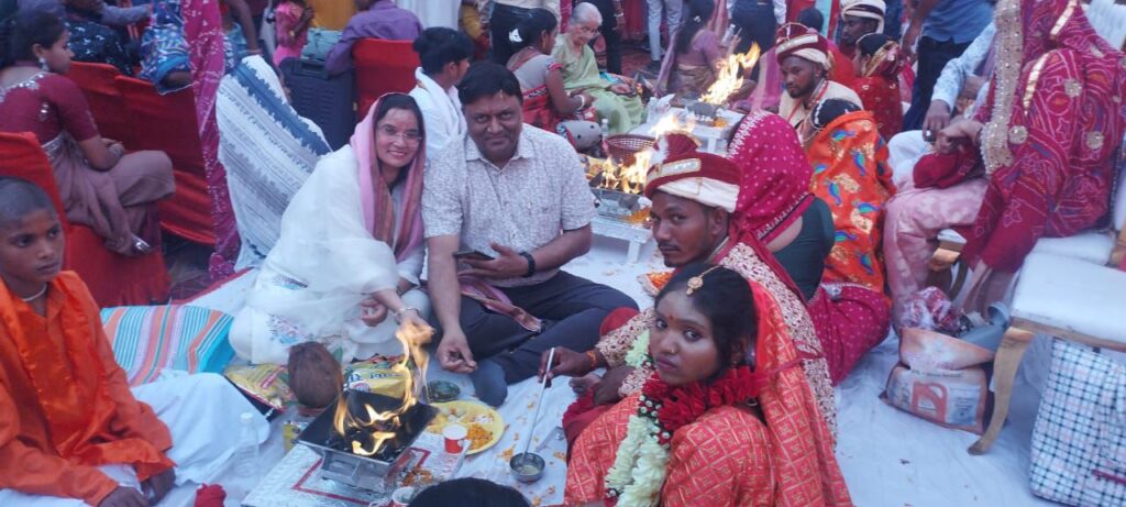 ऐतिहासिक अद्भूतीय आयोजन- राजधानी रायपुर में 51 सनातनी कन्याओं का छत्तीसगढ़ प्रांतीय अग्रवाल संगठन (सम्मेलन) ने कराया सामूहिक विवाह, जोड़ों को आशीर्वाद देने उमड़ पड़े समाज बंधु, सनातन धर्म की संस्कृति के अनुरूप हुआ विवाह संस्कार, दीनदयाल गोयल जी ने उपलब्ध करवाई अपनी होटल एंट्री पॉइंट ऐतिहासिक अद्भूतीय आयोजन- राजधानी रायपुर में 51 सनातनी कन्याओं का छत्तीसगढ़ प्रांतीय अग्रवाल संगठन (सम्मेलन) ने कराया सामूहिक विवाह, जोड़ों को आशीर्वाद देने उमड़ पड़े समाज बंधु, सनातन धर्म की संस्कृति के अनुरूप हुआ विवाह संस्कार, दीनदयाल गोयल जी ने उपलब्ध करवाई अपनी होटल एंट्री पॉइंट kshititech