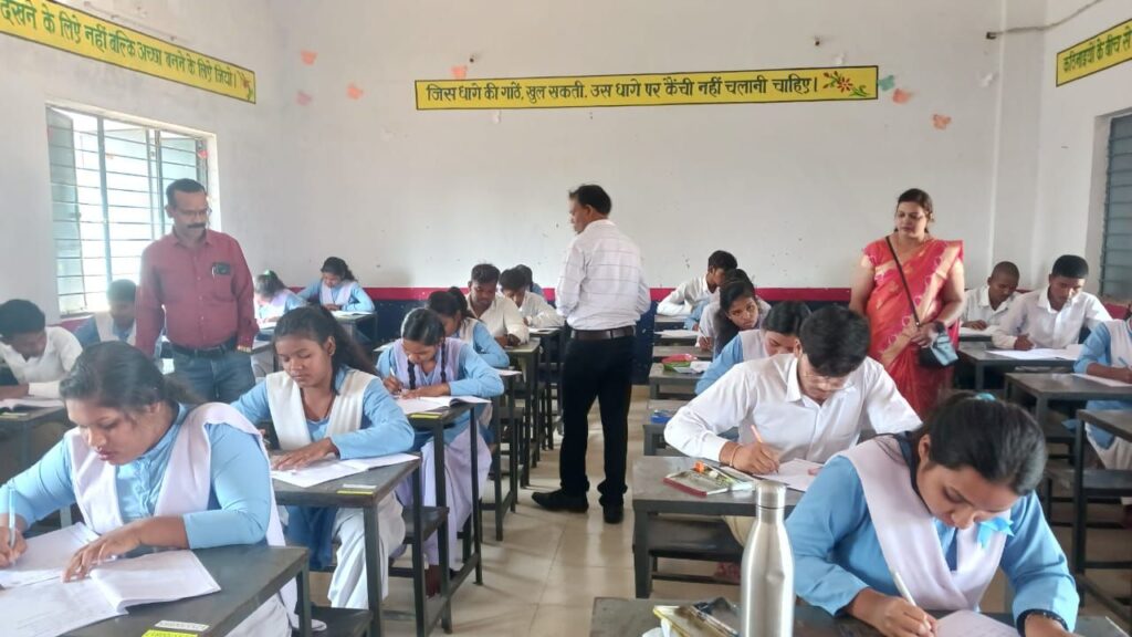 अंग्रेजी परीक्षा में 103 परीक्षार्थी अनुपस्थित- शक्ति जिले में शांतिपूर्ण ढंग से चल रही बोर्ड परीक्षाएं, जिला शिक्षा अधिकारी के नेतृत्व में परीक्षा केंद्रों में पहुंच रही है उड़न दस्ता टीम, जिले के दूरस्थ परीक्षा केंद्र नगरदा एवं खैरा में पहुंचे DEO साहब अंग्रेजी परीक्षा में 103 परीक्षार्थी अनुपस्थित- शक्ति जिले में शांतिपूर्ण ढंग से चल रही बोर्ड परीक्षाएं, जिला शिक्षा अधिकारी के नेतृत्व में परीक्षा केंद्रों में पहुंच रही है उड़न दस्ता टीम, जिले के दूरस्थ परीक्षा केंद्र नगरदा एवं खैरा में पहुंचे DEO साहब kshititech