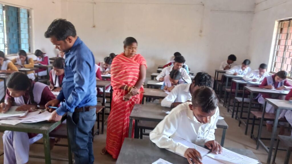 अंग्रेजी परीक्षा में 103 परीक्षार्थी अनुपस्थित- शक्ति जिले में शांतिपूर्ण ढंग से चल रही बोर्ड परीक्षाएं, जिला शिक्षा अधिकारी के नेतृत्व में परीक्षा केंद्रों में पहुंच रही है उड़न दस्ता टीम, जिले के दूरस्थ परीक्षा केंद्र नगरदा एवं खैरा में पहुंचे DEO साहब अंग्रेजी परीक्षा में 103 परीक्षार्थी अनुपस्थित- शक्ति जिले में शांतिपूर्ण ढंग से चल रही बोर्ड परीक्षाएं, जिला शिक्षा अधिकारी के नेतृत्व में परीक्षा केंद्रों में पहुंच रही है उड़न दस्ता टीम, जिले के दूरस्थ परीक्षा केंद्र नगरदा एवं खैरा में पहुंचे DEO साहब kshititech