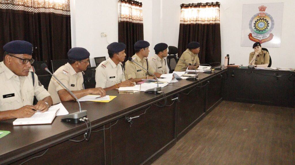 सक्ती में चेक पोस्ट लगाकर अब होगी प्रभावी चेकिंग- शक्ति जिले में पुलिस के कार्यों में कसावट लाने एसपी मैडम की मैराथन बैठक, एक-एक बिंदुओं पर एसपी मैडम की पुलिस अधिकारियों से हुई चर्चा, शक्ति जिले में लगेगा बॉर्डर चेक पोस्ट,1 साल से लंबित मामलों पर पुलिस लेंगी संज्ञान सक्ती में चेक पोस्ट लगाकर अब होगी प्रभावी चेकिंग- शक्ति जिले में पुलिस के कार्यों में कसावट लाने एसपी मैडम की मैराथन बैठक, एक-एक बिंदुओं पर एसपी मैडम की पुलिस अधिकारियों से हुई चर्चा, शक्ति जिले में लगेगा बॉर्डर चेक पोस्ट,1 साल से लंबित मामलों पर पुलिस लेंगी संज्ञान kshititech