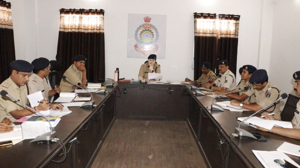 सक्ती में चेक पोस्ट लगाकर अब होगी प्रभावी चेकिंग- शक्ति जिले में पुलिस के कार्यों में कसावट लाने एसपी मैडम की मैराथन बैठक, एक-एक बिंदुओं पर एसपी मैडम की पुलिस अधिकारियों से हुई चर्चा, शक्ति जिले में लगेगा बॉर्डर चेक पोस्ट,1 साल से लंबित मामलों पर पुलिस लेंगी संज्ञान सक्ती में चेक पोस्ट लगाकर अब होगी प्रभावी चेकिंग- शक्ति जिले में पुलिस के कार्यों में कसावट लाने एसपी मैडम की मैराथन बैठक, एक-एक बिंदुओं पर एसपी मैडम की पुलिस अधिकारियों से हुई चर्चा, शक्ति जिले में लगेगा बॉर्डर चेक पोस्ट,1 साल से लंबित मामलों पर पुलिस लेंगी संज्ञान kshititech