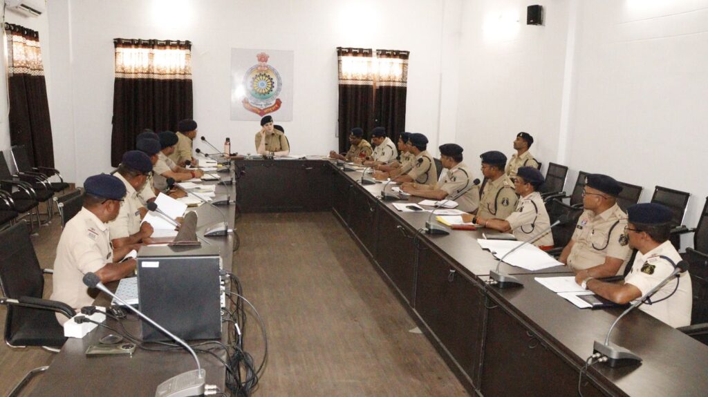 सक्ती में चेक पोस्ट लगाकर अब होगी प्रभावी चेकिंग- शक्ति जिले में पुलिस के कार्यों में कसावट लाने एसपी मैडम की मैराथन बैठक, एक-एक बिंदुओं पर एसपी मैडम की पुलिस अधिकारियों से हुई चर्चा, शक्ति जिले में लगेगा बॉर्डर चेक पोस्ट,1 साल से लंबित मामलों पर पुलिस लेंगी संज्ञान सक्ती में चेक पोस्ट लगाकर अब होगी प्रभावी चेकिंग- शक्ति जिले में पुलिस के कार्यों में कसावट लाने एसपी मैडम की मैराथन बैठक, एक-एक बिंदुओं पर एसपी मैडम की पुलिस अधिकारियों से हुई चर्चा, शक्ति जिले में लगेगा बॉर्डर चेक पोस्ट,1 साल से लंबित मामलों पर पुलिस लेंगी संज्ञान kshititech