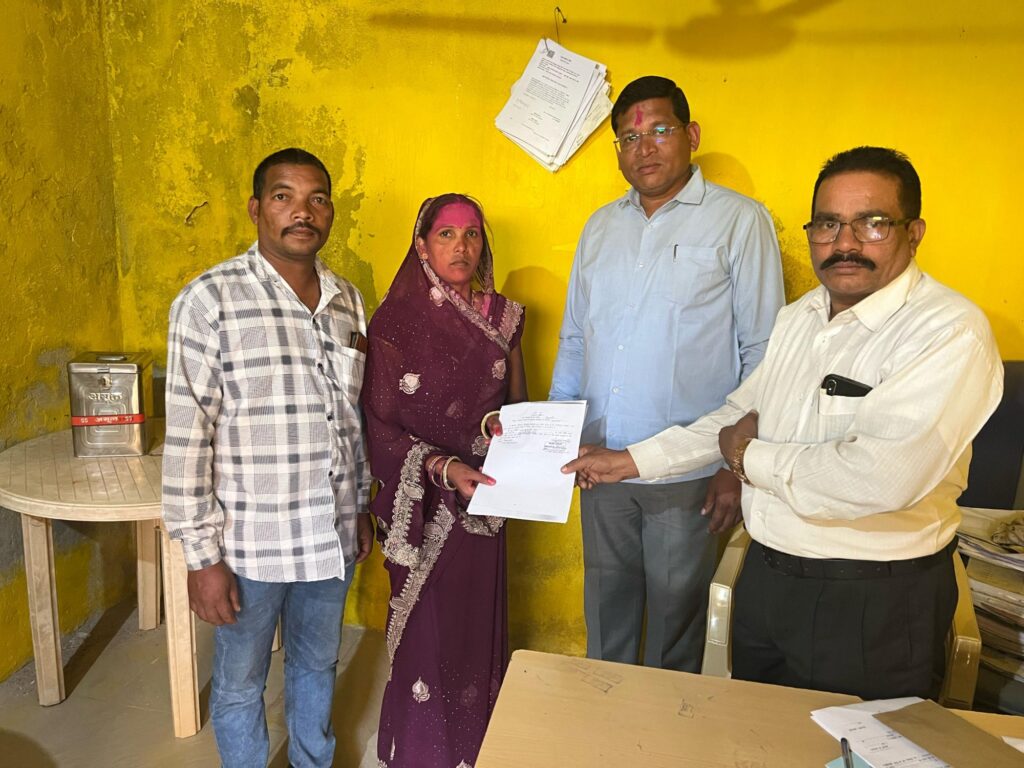 अपने गांव की जनता की सेवा करने का मिला है अवसर- अमित राठौर,ग्राम पंचायत किरारी के सरपंच निर्वाचित हुए अमित राठौर ने ली शपथ, टीम अमित राठौर के साथ पंचों की भी हुई शपथ, निर्विरोध उपसरपंच चुनी गई जय कुमारी सुदामा गोंड, पूर्व में जिला पंचायत सदस्य भी रह चुके हैं अमित अपने गांव की जनता की सेवा करने का मिला है अवसर- अमित राठौर,ग्राम पंचायत किरारी के सरपंच निर्वाचित हुए अमित राठौर ने ली शपथ, टीम अमित राठौर के साथ पंचों की भी हुई शपथ, निर्विरोध उपसरपंच चुनी गई जय कुमारी सुदामा गोंड, पूर्व में जिला पंचायत सदस्य भी रह चुके हैं अमित kshititech