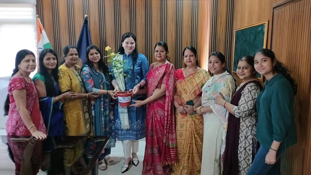 वुमेंस डे पर शक्ति की महिला जागृति शाखा की अनुकरणीय पहल, बेटियों की माताओ का किया वृक्ष भेंटकर सम्मान, जिले की पुलिस कप्तान अंकिता शर्मा का भी किया महिला जागृति शाखा ने सम्मान, पूर्व अध्यक्ष रीना गेवाड़ीन ने कहा- नारी शक्ति ने आज अपने कार्यों से पूरी दुनिया में बनाई है अपनी एक अलग पहचान वुमेंस डे पर शक्ति की महिला जागृति शाखा की अनुकरणीय पहल, बेटियों की माताओ का किया वृक्ष भेंटकर सम्मान, जिले की पुलिस कप्तान अंकिता शर्मा का भी किया महिला जागृति शाखा ने सम्मान, पूर्व अध्यक्ष रीना गेवाड़ीन ने कहा- नारी शक्ति ने आज अपने कार्यों से पूरी दुनिया में बनाई है अपनी एक अलग पहचान kshititech