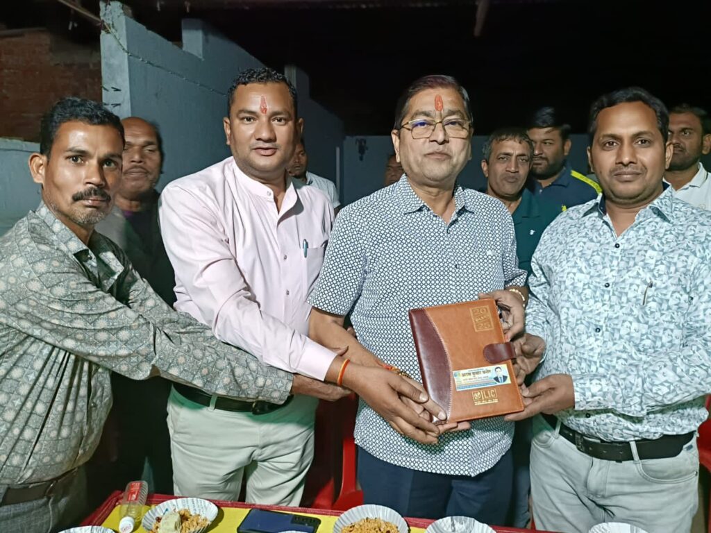 कसेर समाज शक्ति ने किया नगर पालिका अध्यक्ष एवं उपाध्यक्ष का सम्मान, सम्मान समारोह के माध्यम से स्मृति चिन्ह भी दिया समाज ने, वार्ड पार्षद राम सजीवन देवांगन भी रहे मौजूद, अध्यक्ष श्यामसुंदर अग्रवाल ने कहा- कसेर समाज पूरे शहर में एक प्रतिष्ठित समाज के रूप में रखता है अपनी पहचान कसेर समाज शक्ति ने किया नगर पालिका अध्यक्ष एवं उपाध्यक्ष का सम्मान, सम्मान समारोह के माध्यम से स्मृति चिन्ह भी दिया समाज ने, वार्ड पार्षद राम सजीवन देवांगन भी रहे मौजूद, अध्यक्ष श्यामसुंदर अग्रवाल ने कहा- कसेर समाज पूरे शहर में एक प्रतिष्ठित समाज के रूप में रखता है अपनी पहचान kshititech