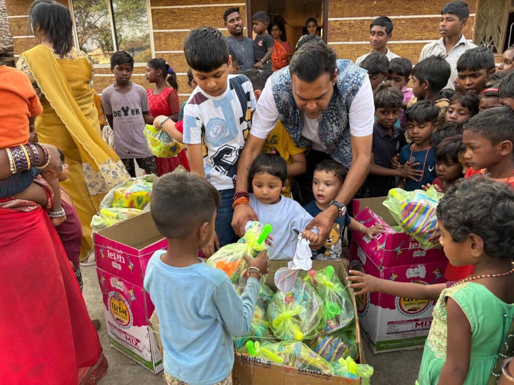 फुले नहीं समाये गरीब बच्चे- गरीब बच्चों के बीच पहुंचकर मनाई होली, बनारी के हरि लीला ट्रस्ट की अनुकरणीय पहल, बच्चों ने भी कहा- धन्यवाद, ट्रस्ट के सचिव अमर सुल्तानिया ने कहा- गरीब बच्चों को होली की खुशियां बांटना ही है सबसे बड़ी खुशी फुले नहीं समाये गरीब बच्चे- गरीब बच्चों के बीच पहुंचकर मनाई होली, बनारी के हरि लीला ट्रस्ट की अनुकरणीय पहल, बच्चों ने भी कहा- धन्यवाद, ट्रस्ट के सचिव अमर सुल्तानिया ने कहा- गरीब बच्चों को होली की खुशियां बांटना ही है सबसे बड़ी खुशी kshititech