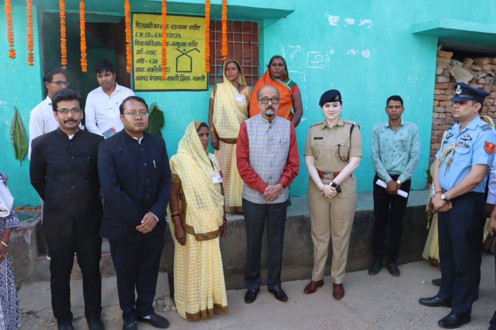 शक्ति जिले में पहुंचे राज्यपाल साहब ने किया प्रधानमंत्री आवास का निरीक्षण, गांव पहुंचे महामहिम ने गुणवत्ता पूर्वक निर्माण के दिए निर्देश, साथ ही हितग्राहियों से जाना पीएम आवास मिलने का अनुभव, शक्ति जिले के IAS कलेक्टर,IPS एसपी मैडम ने किया महामहिम का वेलकम, वाटर लेवल बढ़ाने पौधारोपण का संदेश दे गए महामहिम शक्ति जिले में पहुंचे राज्यपाल साहब ने किया प्रधानमंत्री आवास का निरीक्षण, गांव पहुंचे महामहिम ने गुणवत्ता पूर्वक निर्माण के दिए निर्देश, साथ ही हितग्राहियों से जाना पीएम आवास मिलने का अनुभव, शक्ति जिले के IAS कलेक्टर,IPS एसपी मैडम ने किया महामहिम का वेलकम, वाटर लेवल बढ़ाने पौधारोपण का संदेश दे गए महामहिम kshititech