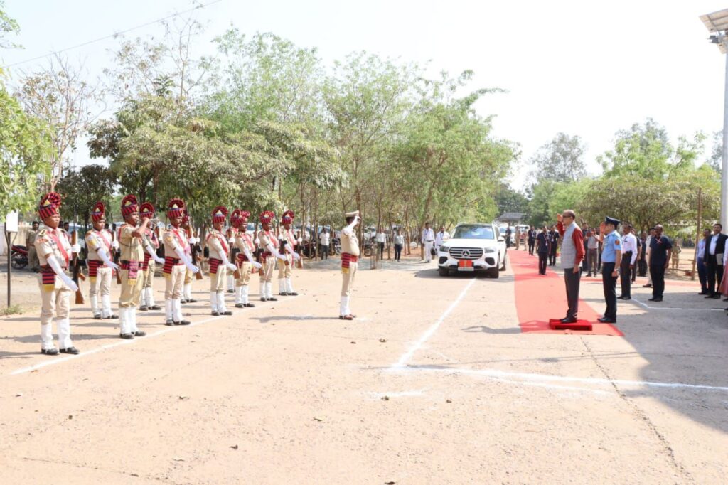 शक्ति जिले में पहुंचे राज्यपाल साहब ने किया प्रधानमंत्री आवास का निरीक्षण, गांव पहुंचे महामहिम ने गुणवत्ता पूर्वक निर्माण के दिए निर्देश, साथ ही हितग्राहियों से जाना पीएम आवास मिलने का अनुभव, शक्ति जिले के IAS कलेक्टर,IPS एसपी मैडम ने किया महामहिम का वेलकम, वाटर लेवल बढ़ाने पौधारोपण का संदेश दे गए महामहिम शक्ति जिले में पहुंचे राज्यपाल साहब ने किया प्रधानमंत्री आवास का निरीक्षण, गांव पहुंचे महामहिम ने गुणवत्ता पूर्वक निर्माण के दिए निर्देश, साथ ही हितग्राहियों से जाना पीएम आवास मिलने का अनुभव, शक्ति जिले के IAS कलेक्टर,IPS एसपी मैडम ने किया महामहिम का वेलकम, वाटर लेवल बढ़ाने पौधारोपण का संदेश दे गए महामहिम kshititech
