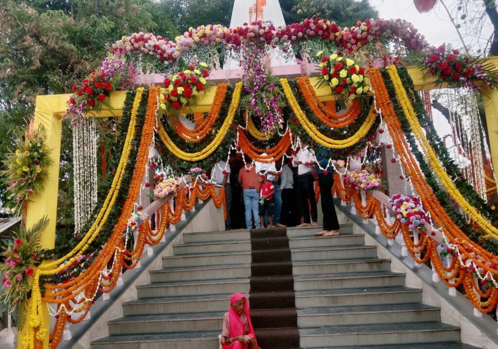 12 अप्रैल को शक्ति के हरेठी स्थित श्री पंचमुखी दक्षिणमुखी हनुमान मंदिर में होगा 19वें हनुमान जन्मोत्सव का आयोजन, सवामनी के प्रसाद सहित सिंदूराभिषेक एवं मनोकामना ज्योति कलश भी होंगे प्रज्वलित, मंदिर के प्रबंधक जुगमन्दर अग्रवाल एवं मयंक अग्रवाल ने करी धर्म प्रेमियों से पहुंचने की अपील, कहते हैं हनुमान जी के दर्शन से ही होती है सारी मन्नते पूरी 12 अप्रैल को शक्ति के हरेठी स्थित श्री पंचमुखी दक्षिणमुखी हनुमान मंदिर में होगा 19वें हनुमान जन्मोत्सव का आयोजन, सवामनी के प्रसाद सहित सिंदूराभिषेक एवं मनोकामना ज्योति कलश भी होंगे प्रज्वलित, मंदिर के प्रबंधक जुगमन्दर अग्रवाल एवं मयंक अग्रवाल ने करी धर्म प्रेमियों से पहुंचने की अपील, कहते हैं हनुमान जी के दर्शन से ही होती है सारी मन्नते पूरी kshititech