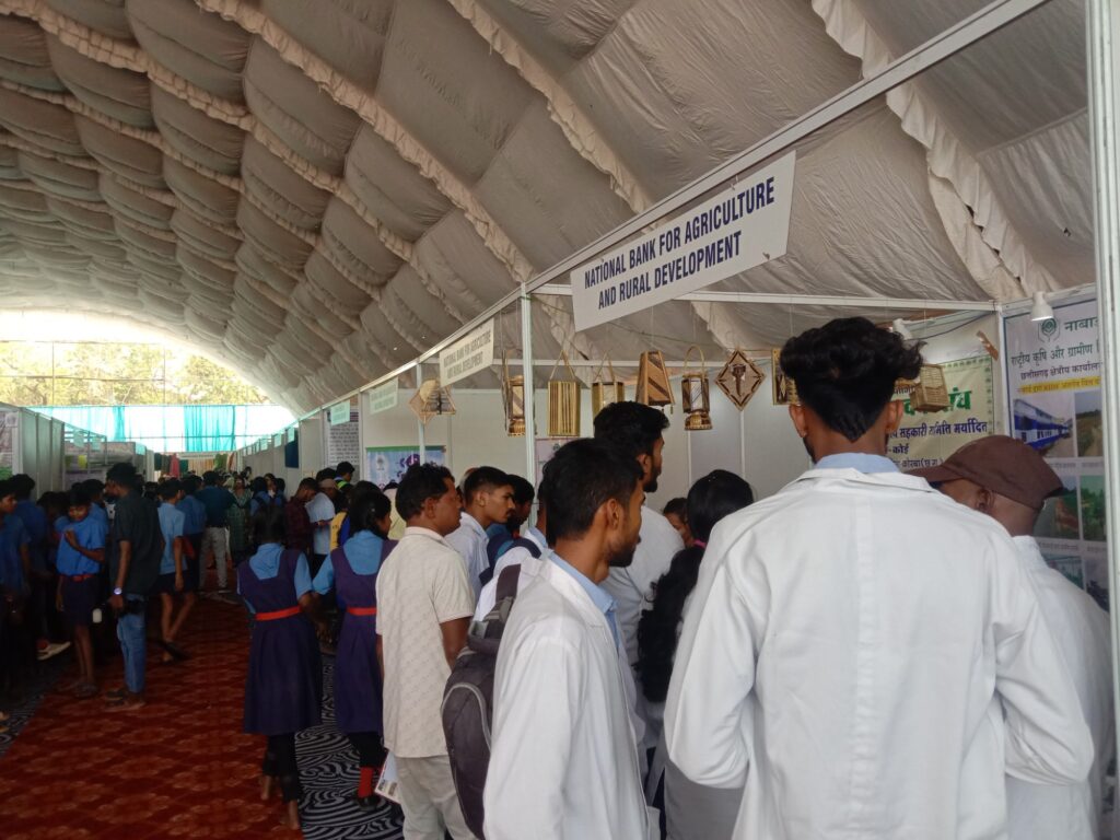 रंग लाई सांसद कमलेश की पहल- केंद्र एवं राज्य सरकार की जनकल्याणकारी योजनाओं की जानकारी लोगों तक पहुंचाना ही इस प्रदर्शनी का मुख्य उद्देश्य- कमलेश जांगड़े सांसद, 22 मार्च को शक्ति में प्रगतिशील छत्तीसगढ़ के अंतर्गत भव्य प्रदर्शनी का हुआ शुभारंभ, पूर्व नेता प्रतिपक्ष नारायण चंदेल सहित दिग्गज हस्तियां रही मौजूद,24 मार्च को होगा समापन, 2000 स्कूली बच्चों ने भी पहुंचकर प्रदर्शनी का किया अवलोकन रंग लाई सांसद कमलेश की पहल- केंद्र एवं राज्य सरकार की जनकल्याणकारी योजनाओं की जानकारी लोगों तक पहुंचाना ही इस प्रदर्शनी का मुख्य उद्देश्य- कमलेश जांगड़े सांसद, 22 मार्च को शक्ति में प्रगतिशील छत्तीसगढ़ के अंतर्गत भव्य प्रदर्शनी का हुआ शुभारंभ, पूर्व नेता प्रतिपक्ष नारायण चंदेल सहित दिग्गज हस्तियां रही मौजूद,24 मार्च को होगा समापन, 2000 स्कूली बच्चों ने भी पहुंचकर प्रदर्शनी का किया अवलोकन kshititech