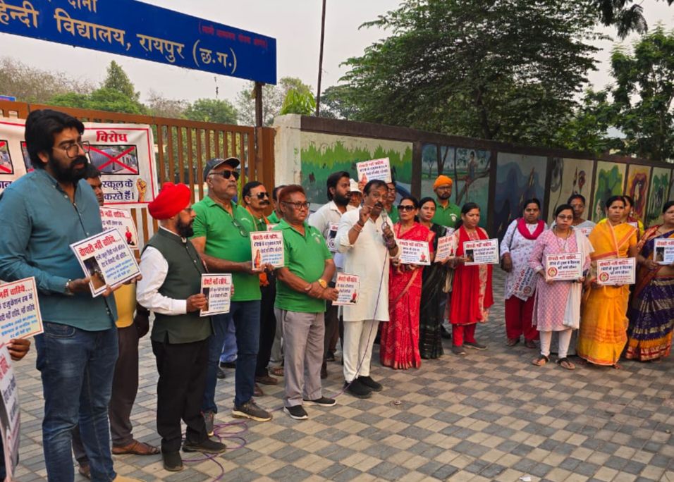 महापौर के आदेश के बावजूद नहीं रुका चौपाटी निर्माण का काम, 31 मार्च की शाम सत्यमेव जयते फाउंडेशन ने निकाली विरोध रैली,धरने की अनुमति नहीं दी शासन ने, नागरिकों में आक्रोश, मामला कॉलेज की छात्राओं के हित का, फाउंडेशन के संस्थापक कन्हैया ने कहा- बड़े लोगों के संरक्षण में चल रहा है चौपाटी का काम महापौर के आदेश के बावजूद नहीं रुका चौपाटी निर्माण का काम, 31 मार्च की शाम सत्यमेव जयते फाउंडेशन ने निकाली विरोध रैली,धरने की अनुमति नहीं दी शासन ने, नागरिकों में आक्रोश, मामला कॉलेज की छात्राओं के हित का, फाउंडेशन के संस्थापक कन्हैया ने कहा- बड़े लोगों के संरक्षण में चल रहा है चौपाटी का काम kshititech