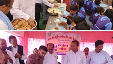जब कलेक्टर साहब ने परोसा विद्यार्थियों को खाना- अनुकरणीय पहल- शक्ति जिले के DEO साहब ने किया सरकारी स्कूल में न्योता भोज का आयोजन, कलेक्टर टोपनो, जिला पंचायत सीईओ वासु जैन भी पहुंचे भोज में, अवसर था DEO साहब के सुपुत्र के जन्मदिन का, शासन की महत्वाकांक्षी योजना है न्योता भोज, जिला शिक्षा अधिकारी की इस पहल पर सभी ने दिया साधुवाद kshititech