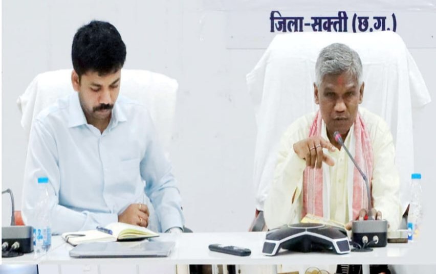 शक्ति जिले में गौ तस्करी रोकने पुलिस विभाग को दिए निर्देश,गौ संरक्षण की दिशा में सरकारी अधिकारियों को कार्य करने आयोग अध्यक्ष ने दिए निर्देश, 21 अप्रैल को कलेक्टर कार्यालय में संपन्न हुई बैठक,जिला पंचायत CEO जैन रहे मौजूद kshititech