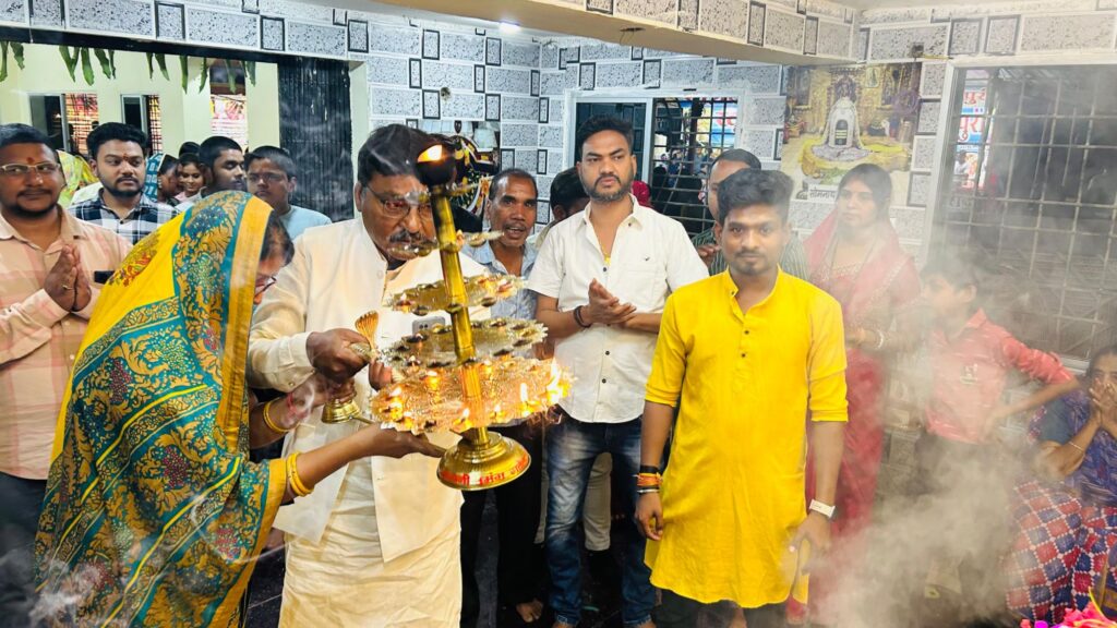 रुद्र महायज्ञ में भोलेनाथ की महा आरती करी गबेल दंपति ने, मालखरौदा ब्लॉक के पोता में आयोजित हुआ भव्य रुद्र महायज्ञ,रामकुमार- गीता गबेल ने कहा- दशकों से चला आ रहा यह धार्मिक आयोजन, रामकुमार गबेल ने सेवा स्वरूप यज्ञ में बड़ा कुलर भी किया भेंट, बाबा भोलेनाथ के अटूट आस्था वाले सेवक हैं रामकुमार रुद्र महायज्ञ में भोलेनाथ की महा आरती करी गबेल दंपति ने, मालखरौदा ब्लॉक के पोता में आयोजित हुआ भव्य रुद्र महायज्ञ,रामकुमार- गीता गबेल ने कहा- दशकों से चला आ रहा यह धार्मिक आयोजन, रामकुमार गबेल ने सेवा स्वरूप यज्ञ में बड़ा कुलर भी किया भेंट, बाबा भोलेनाथ के अटूट आस्था वाले सेवक हैं रामकुमार kshititech