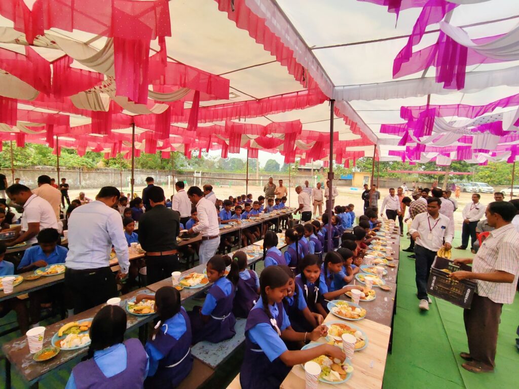 जब कलेक्टर साहब ने परोसा विद्यार्थियों को खाना- अनुकरणीय पहल- शक्ति जिले के DEO साहब ने किया सरकारी स्कूल में न्योता भोज का आयोजन, कलेक्टर टोपनो, जिला पंचायत सीईओ वासु जैन भी पहुंचे भोज में, अवसर था DEO साहब के सुपुत्र के जन्मदिन का, शासन की महत्वाकांक्षी योजना है न्योता भोज, जिला शिक्षा अधिकारी की इस पहल पर सभी ने दिया साधुवाद जब कलेक्टर साहब ने परोसा विद्यार्थियों को खाना- अनुकरणीय पहल- शक्ति जिले के DEO साहब ने किया सरकारी स्कूल में न्योता भोज का आयोजन, कलेक्टर टोपनो, जिला पंचायत सीईओ वासु जैन भी पहुंचे भोज में, अवसर था DEO साहब के सुपुत्र के जन्मदिन का, शासन की महत्वाकांक्षी योजना है न्योता भोज, जिला शिक्षा अधिकारी की इस पहल पर सभी ने दिया साधुवाद kshititech