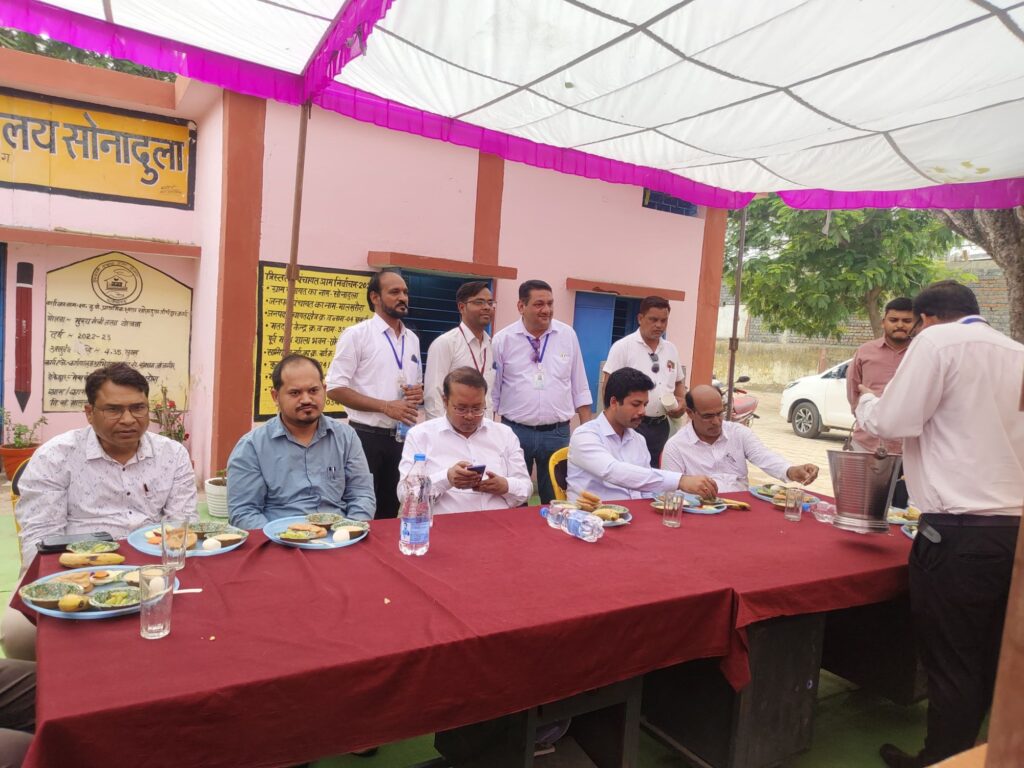 जब कलेक्टर साहब ने परोसा विद्यार्थियों को खाना- अनुकरणीय पहल- शक्ति जिले के DEO साहब ने किया सरकारी स्कूल में न्योता भोज का आयोजन, कलेक्टर टोपनो, जिला पंचायत सीईओ वासु जैन भी पहुंचे भोज में, अवसर था DEO साहब के सुपुत्र के जन्मदिन का, शासन की महत्वाकांक्षी योजना है न्योता भोज, जिला शिक्षा अधिकारी की इस पहल पर सभी ने दिया साधुवाद जब कलेक्टर साहब ने परोसा विद्यार्थियों को खाना- अनुकरणीय पहल- शक्ति जिले के DEO साहब ने किया सरकारी स्कूल में न्योता भोज का आयोजन, कलेक्टर टोपनो, जिला पंचायत सीईओ वासु जैन भी पहुंचे भोज में, अवसर था DEO साहब के सुपुत्र के जन्मदिन का, शासन की महत्वाकांक्षी योजना है न्योता भोज, जिला शिक्षा अधिकारी की इस पहल पर सभी ने दिया साधुवाद kshititech