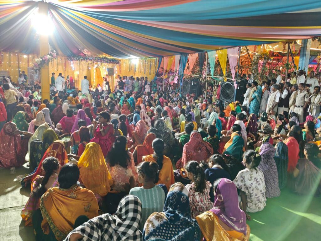 महंत जी की देवी आराधना- नेता प्रतिपक्ष महंत ने किया नवरात्रि पर्व पर देवी दर्शन, मंदिरों में टेका माथा एवं प्रदेश की सुख, शांति ,समृद्धि के करी कामना,चंद्रपुर विधायक के परिवार के वैवाहिक समारोह में भी पहुंचे महंत जी, चंद्रपुर के विधायक रामकुमार यादव एवं नगर पंचायत अड़भार के अध्यक्ष कृष्णा रात्रे भी रहे मौजूद महंत जी की देवी आराधना- नेता प्रतिपक्ष महंत ने किया नवरात्रि पर्व पर देवी दर्शन, मंदिरों में टेका माथा एवं प्रदेश की सुख, शांति ,समृद्धि के करी कामना,चंद्रपुर विधायक के परिवार के वैवाहिक समारोह में भी पहुंचे महंत जी, चंद्रपुर के विधायक रामकुमार यादव एवं नगर पंचायत अड़भार के अध्यक्ष कृष्णा रात्रे भी रहे मौजूद kshititech