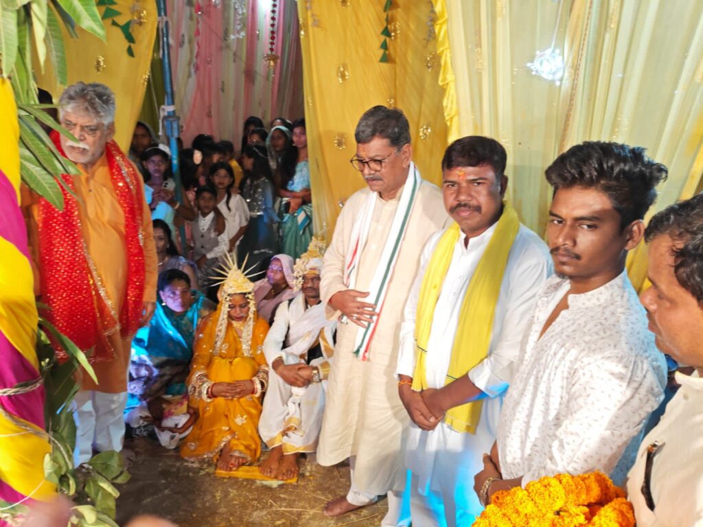 महंत जी की देवी आराधना- नेता प्रतिपक्ष महंत ने किया नवरात्रि पर्व पर देवी दर्शन, मंदिरों में टेका माथा एवं प्रदेश की सुख, शांति ,समृद्धि के करी कामना,चंद्रपुर विधायक के परिवार के वैवाहिक समारोह में भी पहुंचे महंत जी, चंद्रपुर के विधायक रामकुमार यादव एवं नगर पंचायत अड़भार के अध्यक्ष कृष्णा रात्रे भी रहे मौजूद महंत जी की देवी आराधना- नेता प्रतिपक्ष महंत ने किया नवरात्रि पर्व पर देवी दर्शन, मंदिरों में टेका माथा एवं प्रदेश की सुख, शांति ,समृद्धि के करी कामना,चंद्रपुर विधायक के परिवार के वैवाहिक समारोह में भी पहुंचे महंत जी, चंद्रपुर के विधायक रामकुमार यादव एवं नगर पंचायत अड़भार के अध्यक्ष कृष्णा रात्रे भी रहे मौजूद kshititech