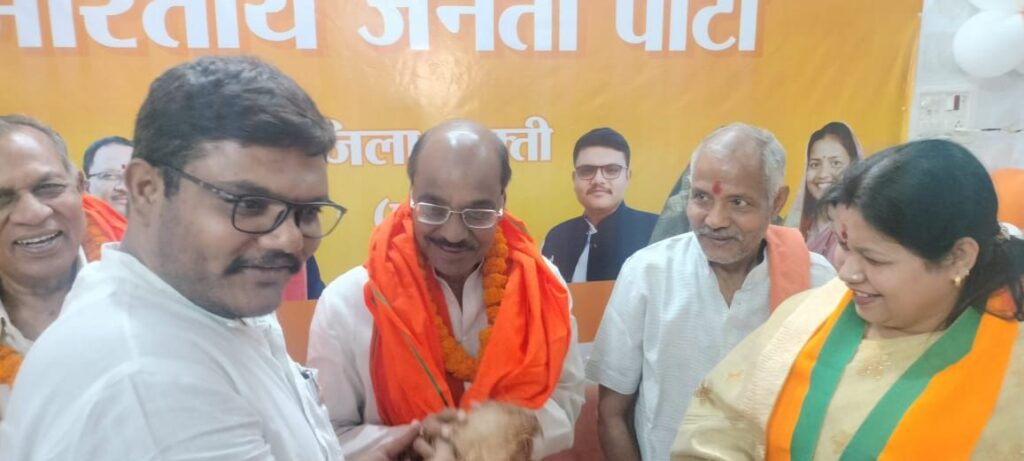 शक्ति के भाजपा कार्यालय में शान से लहराया 46 वे स्थापना दिवस पर भाजपा का ध्वज, अंचल के पार्टी को सींचने वाले वरिष्टों का हुआ सम्मान, कार्यकर्ताओं में दिखा 46 वें स्थापना दिवस का जोश, सम्मान से अभिभूत हुए वरिष्ठ जन, आंखें भर आई वरिष्टों की, देश भर में पार्टी की अपार कामयाबी एवं सफलता से उत्साहित दिखे वरिष्ठजन शक्ति के भाजपा कार्यालय में शान से लहराया 46 वे स्थापना दिवस पर भाजपा का ध्वज, अंचल के पार्टी को सींचने वाले वरिष्टों का हुआ सम्मान, कार्यकर्ताओं में दिखा 46 वें स्थापना दिवस का जोश, सम्मान से अभिभूत हुए वरिष्ठ जन, आंखें भर आई वरिष्टों की, देश भर में पार्टी की अपार कामयाबी एवं सफलता से उत्साहित दिखे वरिष्ठजन kshititech