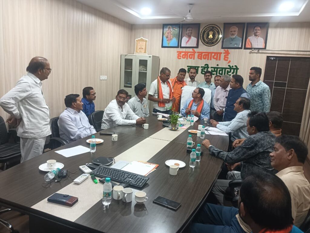 09 अप्रैल को स्वास्थ्य मंत्री के निवास पर संपन्न हुई कल्चुरी कलार समाज के प्रदेश पदाधिकारियो की बैठक, नवंबर में रतनपुर में होगा दो दिवसीय कलचुरी महोत्सव तो वहीं बस्तर संभाग में आयोजित होगा समाज के नवनिर्वाचित जनप्रतिनिधियों का सम्मान समारोह, एडवोकेट गिरधर जायसवाल ने दी जानकारी, 1 लाख समाज बंधुओ की उपस्थिति में होगा कलचुरी महोत्सव 09 अप्रैल को स्वास्थ्य मंत्री के निवास पर संपन्न हुई कल्चुरी कलार समाज के प्रदेश पदाधिकारियो की बैठक, नवंबर में रतनपुर में होगा दो दिवसीय कलचुरी महोत्सव तो वहीं बस्तर संभाग में आयोजित होगा समाज के नवनिर्वाचित जनप्रतिनिधियों का सम्मान समारोह, एडवोकेट गिरधर जायसवाल ने दी जानकारी, 1 लाख समाज बंधुओ की उपस्थिति में होगा कलचुरी महोत्सव kshititech
