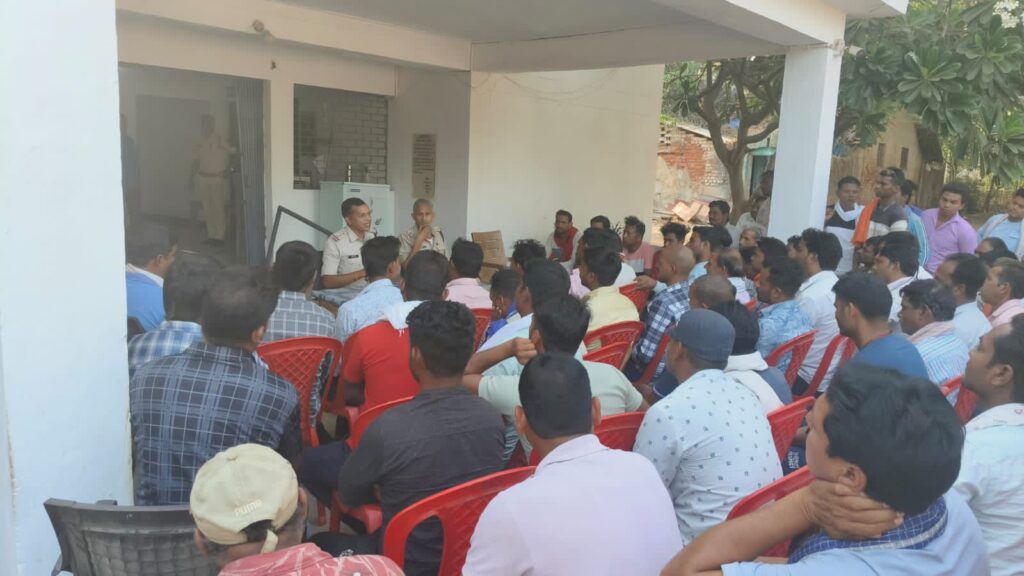 शक्ति पुलिस की सक्रियता से हत्या के तीन आरोपी हुए गिरफ्तार, हत्या कर अपने ही कमरे के नीचे गड्ढा खोदकर दफना दिया था शव को,जैजैपुर पुलिस ने ली माल वाहक वाहन मालिकों की बैठक, यातायात को लिए लेकर दिए निर्देश, पिकअप एवं ट्रैक्टर में सवारी बैठाने पर अब पुलिस करेगी कार्रवाई शक्ति पुलिस की सक्रियता से हत्या के तीन आरोपी हुए गिरफ्तार, हत्या कर अपने ही कमरे के नीचे गड्ढा खोदकर दफना दिया था शव को,जैजैपुर पुलिस ने ली माल वाहक वाहन मालिकों की बैठक, यातायात को लिए लेकर दिए निर्देश, पिकअप एवं ट्रैक्टर में सवारी बैठाने पर अब पुलिस करेगी कार्रवाई kshititech