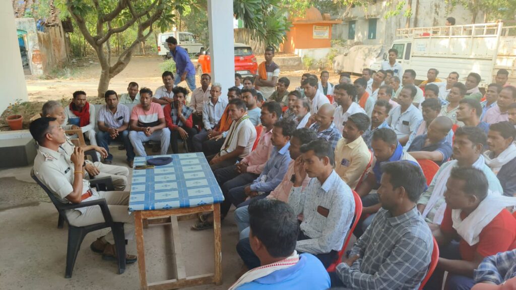 शक्ति पुलिस की सक्रियता से हत्या के तीन आरोपी हुए गिरफ्तार, हत्या कर अपने ही कमरे के नीचे गड्ढा खोदकर दफना दिया था शव को,जैजैपुर पुलिस ने ली माल वाहक वाहन मालिकों की बैठक, यातायात को लिए लेकर दिए निर्देश, पिकअप एवं ट्रैक्टर में सवारी बैठाने पर अब पुलिस करेगी कार्रवाई शक्ति पुलिस की सक्रियता से हत्या के तीन आरोपी हुए गिरफ्तार, हत्या कर अपने ही कमरे के नीचे गड्ढा खोदकर दफना दिया था शव को,जैजैपुर पुलिस ने ली माल वाहक वाहन मालिकों की बैठक, यातायात को लिए लेकर दिए निर्देश, पिकअप एवं ट्रैक्टर में सवारी बैठाने पर अब पुलिस करेगी कार्रवाई kshititech