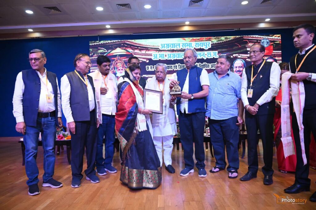 शक्ति के प्रथम नागरिक श्यामसुंदर राजधानी रायपुर में अग्रवाल समाज के प्रदेश स्तरीय कार्यक्रम में हुए सम्मानित, छत्तीसगढ़ प्रदेश के 54 अन्य अग्रवंशियों को भी अग्रवाल समाज ने दिया सम्मान, श्याम सुंदर ने कहा-अग्रकुल में लिया हूँ जन्म,मुझे गौरव है की जनता ने फिर से मुझे चुना अपना सेवक, शक्ति की पार्षद दीपा का भी हुआ सम्मान शक्ति के प्रथम नागरिक श्यामसुंदर राजधानी रायपुर में अग्रवाल समाज के प्रदेश स्तरीय कार्यक्रम में हुए सम्मानित, छत्तीसगढ़ प्रदेश के 54 अन्य अग्रवंशियों को भी अग्रवाल समाज ने दिया सम्मान, श्याम सुंदर ने कहा-अग्रकुल में लिया हूँ जन्म,मुझे गौरव है की जनता ने फिर से मुझे चुना अपना सेवक, शक्ति की पार्षद दीपा का भी हुआ सम्मान kshititech