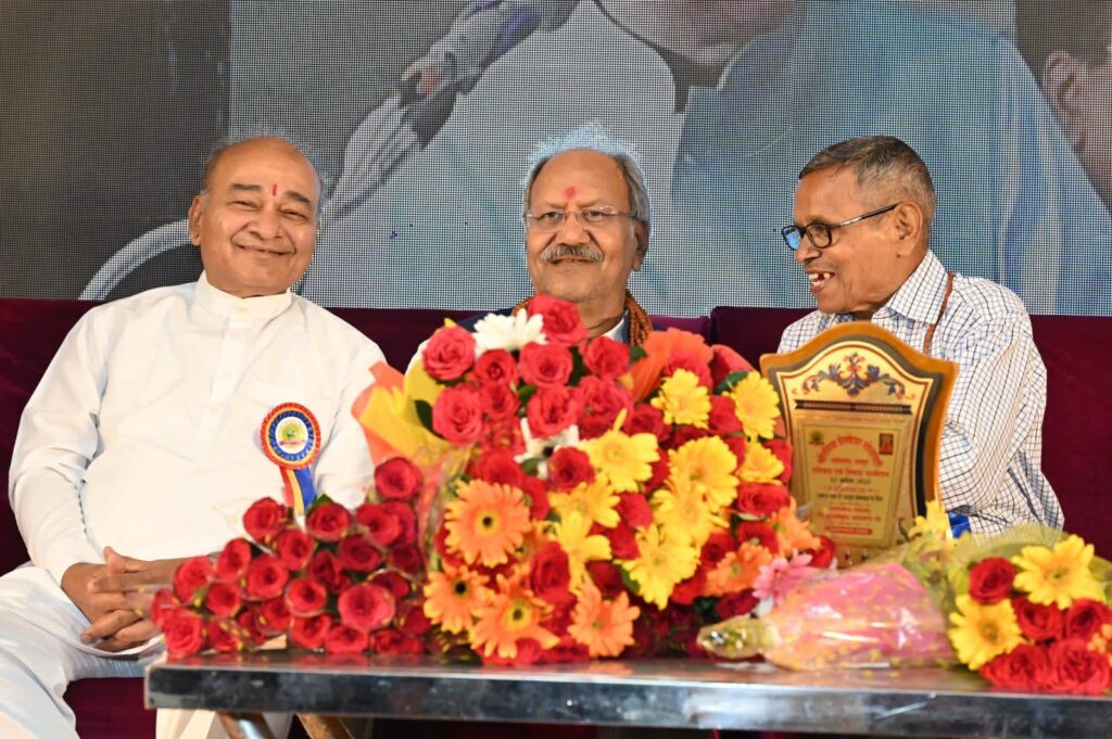 जीवनसाथी चुनने दिखा उत्साह- चौरसिया समाज के विवाह योग्य बच्चों का हुआ वैवाहिक परिचय सम्मेलन, सांसद बृजमोहन अग्रवाल ने पहुंच कर दिया आशीर्वाद, 2000 की संख्या में समाज बंधु रहे मौजूद, चौरसिया वेलफेयर सोसाइटी ने की थी पहल, परिचय सम्मेलन की व्यवस्था को आज सर्व समाज ने किया है स्वीकार जीवनसाथी चुनने दिखा उत्साह- चौरसिया समाज के विवाह योग्य बच्चों का हुआ वैवाहिक परिचय सम्मेलन, सांसद बृजमोहन अग्रवाल ने पहुंच कर दिया आशीर्वाद, 2000 की संख्या में समाज बंधु रहे मौजूद, चौरसिया वेलफेयर सोसाइटी ने की थी पहल, परिचय सम्मेलन की व्यवस्था को आज सर्व समाज ने किया है स्वीकार kshititech