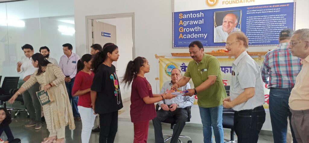 वैश्य वर्ल्ड फेडरेशन के संस्थापक स्व.संतोष अग्रवाल की पुण्यतिथि पर संस्था ने किया कोपलवाणी के बच्चों को अध्यापन सामग्री का वितरण, स्वर्गीय संतोष जी के परिवारजन भी रहे परिवार जनों ने बच्चों के साथ बैठकर किया भोजन, रायपुर के पूर्व महापौर भी रहे हैं संतोष जी, कन्हैया अग्रवाल ने कहा-सेवा की प्रतिमूर्ति थे स्वर्गीय संतोष जी वैश्य वर्ल्ड फेडरेशन के संस्थापक स्व.संतोष अग्रवाल की पुण्यतिथि पर संस्था ने किया कोपलवाणी के बच्चों को अध्यापन सामग्री का वितरण, स्वर्गीय संतोष जी के परिवारजन भी रहे परिवार जनों ने बच्चों के साथ बैठकर किया भोजन, रायपुर के पूर्व महापौर भी रहे हैं संतोष जी, कन्हैया अग्रवाल ने कहा-सेवा की प्रतिमूर्ति थे स्वर्गीय संतोष जी kshititech