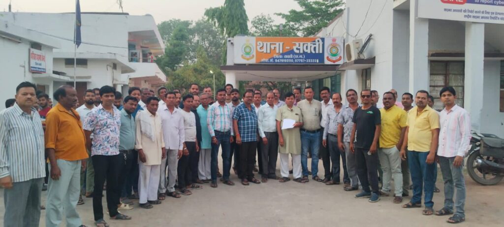 48 घंटे का अल्टीमेटम दिया शक्ति पुलिस को देवांगन समाज ने- शक्ति के पुलिस थाना पहुंचे देवांगन समाज के प्रतिनिधि, गुमशुदा लक्ष्मण देवांगन को लेकर पुलिस की सक्रियता बढ़ाने एवं जांच करने की करी मांग, 17 अप्रैल से छत्तीसगढ़ ग्रामीण बैंक के सामने से लापता है लक्ष्मण देवांगन उर्फ़ राजू, 48 घंटे में कार्रवाई न होने पर आंदोलन करेगा देवांगन समाज 48 घंटे का अल्टीमेटम दिया शक्ति पुलिस को देवांगन समाज ने- शक्ति के पुलिस थाना पहुंचे देवांगन समाज के प्रतिनिधि, गुमशुदा लक्ष्मण देवांगन को लेकर पुलिस की सक्रियता बढ़ाने एवं जांच करने की करी मांग, 17 अप्रैल से छत्तीसगढ़ ग्रामीण बैंक के सामने से लापता है लक्ष्मण देवांगन उर्फ़ राजू, 48 घंटे में कार्रवाई न होने पर आंदोलन करेगा देवांगन समाज kshititech