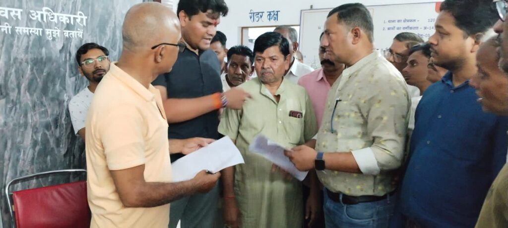 48 घंटे का अल्टीमेटम दिया शक्ति पुलिस को देवांगन समाज ने- शक्ति के पुलिस थाना पहुंचे देवांगन समाज के प्रतिनिधि, गुमशुदा लक्ष्मण देवांगन को लेकर पुलिस की सक्रियता बढ़ाने एवं जांच करने की करी मांग, 17 अप्रैल से छत्तीसगढ़ ग्रामीण बैंक के सामने से लापता है लक्ष्मण देवांगन उर्फ़ राजू, 48 घंटे में कार्रवाई न होने पर आंदोलन करेगा देवांगन समाज 48 घंटे का अल्टीमेटम दिया शक्ति पुलिस को देवांगन समाज ने- शक्ति के पुलिस थाना पहुंचे देवांगन समाज के प्रतिनिधि, गुमशुदा लक्ष्मण देवांगन को लेकर पुलिस की सक्रियता बढ़ाने एवं जांच करने की करी मांग, 17 अप्रैल से छत्तीसगढ़ ग्रामीण बैंक के सामने से लापता है लक्ष्मण देवांगन उर्फ़ राजू, 48 घंटे में कार्रवाई न होने पर आंदोलन करेगा देवांगन समाज kshititech