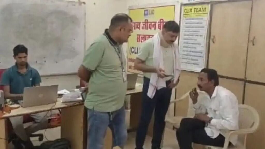 100- 200 रुपए में तो पटवारी काम ही करना नहीं चाहते, कोरबा में ₹10000/-रुपये की रिश्वत लेते EOW ने रंगे हाथों पकड़ा पटवारी को, क्या हो रहा है सुशासन वाली सरकार में,आये दिन सरकारी अधिकारी- कर्मचारी पकड़े जा रहे हैं घूस लेते रंगे हाथों kshititech