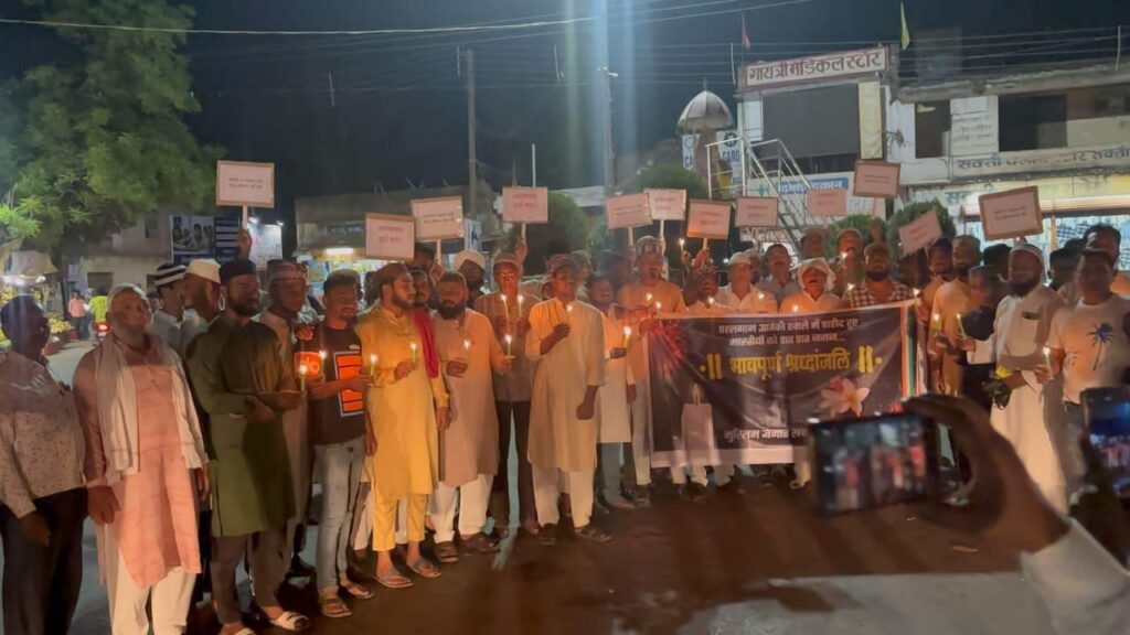 आतंकवाद के विरोध में खड़ा नजर आया शक्ति का मुस्लिम समाज- 26 अप्रैल को पहलगाम के आतंकवादी हमले में मारे गए सैलानियों को मौन रैली निकालकर अग्रसेन चौक में श्रद्धांजलि दी मुस्लिम जमात ने, मुस्लिम जमात ने भी कहा- आतंकवाद नहीं होगा बर्दाश्त आतंकवाद के विरोध में खड़ा नजर आया शक्ति का मुस्लिम समाज- 26 अप्रैल को पहलगाम के आतंकवादी हमले में मारे गए सैलानियों को मौन रैली निकालकर अग्रसेन चौक में श्रद्धांजलि दी मुस्लिम जमात ने, मुस्लिम जमात ने भी कहा- आतंकवाद नहीं होगा बर्दाश्त kshititech