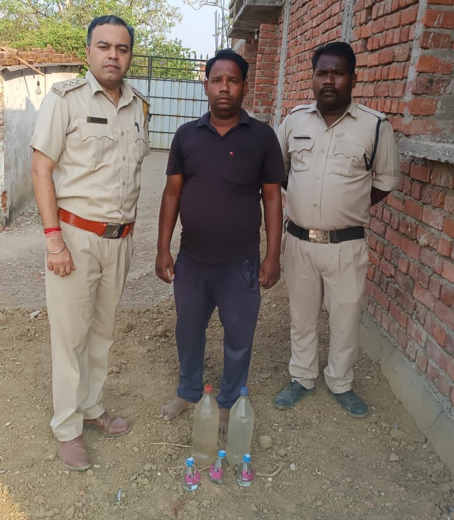 उप्पल का ख़ौफ़- शक्ति का आबकारी विभाग शिकायतों पर कर रहा त्वरित कार्रवाई, सुशासन तिहार में नागरिकों ने करी शिकायत, एवं आबकारी विभाग पहुंच गया छापामार कार्रवाई करने, सहायक जिला आबकारी अधिकारी आशीष उप्पल की कार्रवाई की भनक लगते ही भाग खड़े होते हैं अवैध महुआ शराब के कारोबारी उप्पल का ख़ौफ़- शक्ति का आबकारी विभाग शिकायतों पर कर रहा त्वरित कार्रवाई, सुशासन तिहार में नागरिकों ने करी शिकायत, एवं आबकारी विभाग पहुंच गया छापामार कार्रवाई करने, सहायक जिला आबकारी अधिकारी आशीष उप्पल की कार्रवाई की भनक लगते ही भाग खड़े होते हैं अवैध महुआ शराब के कारोबारी kshititech