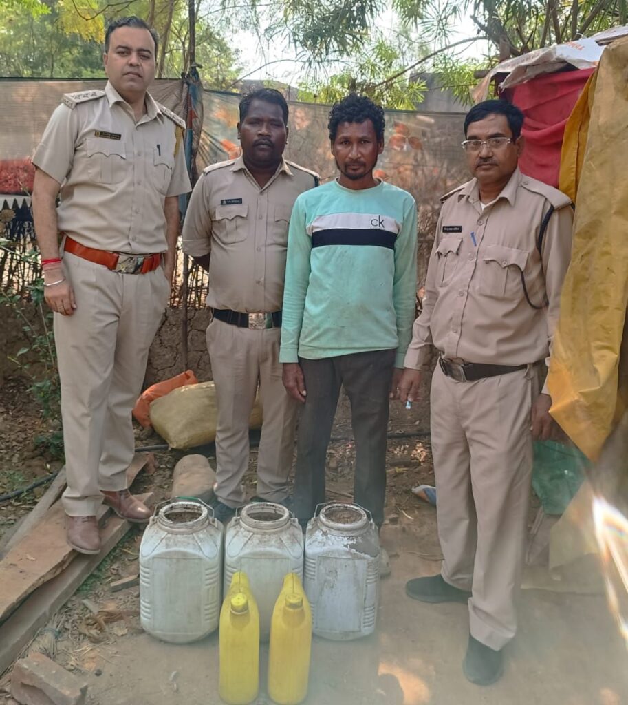उप्पल का ख़ौफ़- शक्ति का आबकारी विभाग शिकायतों पर कर रहा त्वरित कार्रवाई, सुशासन तिहार में नागरिकों ने करी शिकायत, एवं आबकारी विभाग पहुंच गया छापामार कार्रवाई करने, सहायक जिला आबकारी अधिकारी आशीष उप्पल की कार्रवाई की भनक लगते ही भाग खड़े होते हैं अवैध महुआ शराब के कारोबारी उप्पल का ख़ौफ़- शक्ति का आबकारी विभाग शिकायतों पर कर रहा त्वरित कार्रवाई, सुशासन तिहार में नागरिकों ने करी शिकायत, एवं आबकारी विभाग पहुंच गया छापामार कार्रवाई करने, सहायक जिला आबकारी अधिकारी आशीष उप्पल की कार्रवाई की भनक लगते ही भाग खड़े होते हैं अवैध महुआ शराब के कारोबारी kshititech