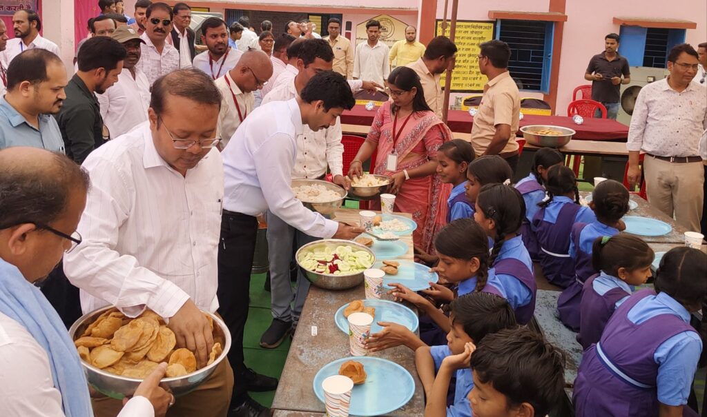 जब कलेक्टर साहब ने परोसा विद्यार्थियों को खाना- अनुकरणीय पहल- शक्ति जिले के DEO साहब ने किया सरकारी स्कूल में न्योता भोज का आयोजन, कलेक्टर टोपनो, जिला पंचायत सीईओ वासु जैन भी पहुंचे भोज में, अवसर था DEO साहब के सुपुत्र के जन्मदिन का, शासन की महत्वाकांक्षी योजना है न्योता भोज, जिला शिक्षा अधिकारी की इस पहल पर सभी ने दिया साधुवाद जब कलेक्टर साहब ने परोसा विद्यार्थियों को खाना- अनुकरणीय पहल- शक्ति जिले के DEO साहब ने किया सरकारी स्कूल में न्योता भोज का आयोजन, कलेक्टर टोपनो, जिला पंचायत सीईओ वासु जैन भी पहुंचे भोज में, अवसर था DEO साहब के सुपुत्र के जन्मदिन का, शासन की महत्वाकांक्षी योजना है न्योता भोज, जिला शिक्षा अधिकारी की इस पहल पर सभी ने दिया साधुवाद kshititech