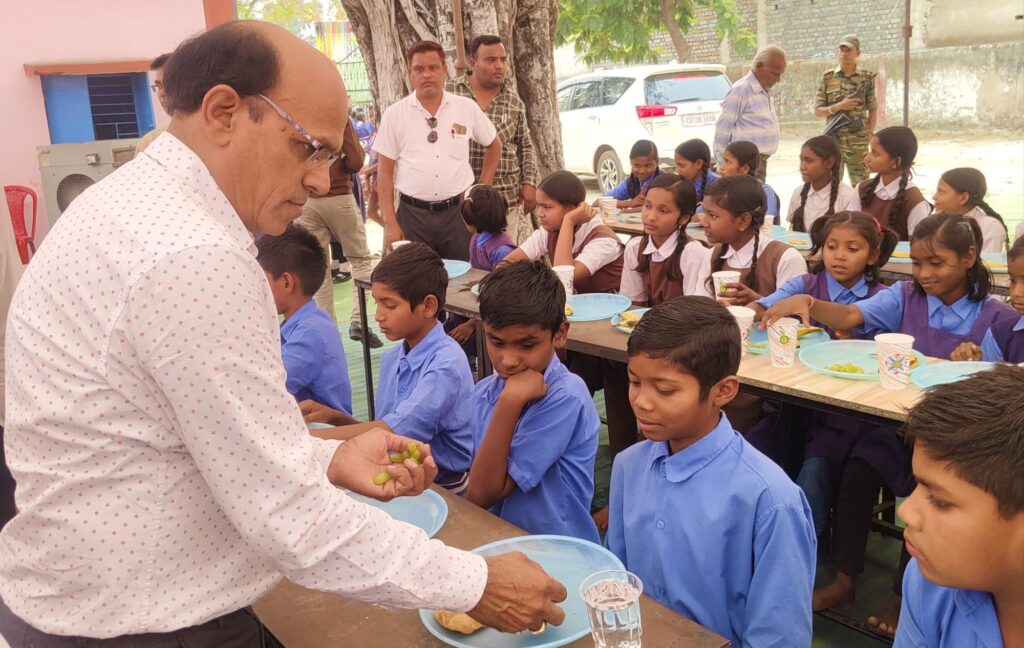 जब कलेक्टर साहब ने परोसा विद्यार्थियों को खाना- अनुकरणीय पहल- शक्ति जिले के DEO साहब ने किया सरकारी स्कूल में न्योता भोज का आयोजन, कलेक्टर टोपनो, जिला पंचायत सीईओ वासु जैन भी पहुंचे भोज में, अवसर था DEO साहब के सुपुत्र के जन्मदिन का, शासन की महत्वाकांक्षी योजना है न्योता भोज, जिला शिक्षा अधिकारी की इस पहल पर सभी ने दिया साधुवाद जब कलेक्टर साहब ने परोसा विद्यार्थियों को खाना- अनुकरणीय पहल- शक्ति जिले के DEO साहब ने किया सरकारी स्कूल में न्योता भोज का आयोजन, कलेक्टर टोपनो, जिला पंचायत सीईओ वासु जैन भी पहुंचे भोज में, अवसर था DEO साहब के सुपुत्र के जन्मदिन का, शासन की महत्वाकांक्षी योजना है न्योता भोज, जिला शिक्षा अधिकारी की इस पहल पर सभी ने दिया साधुवाद kshititech