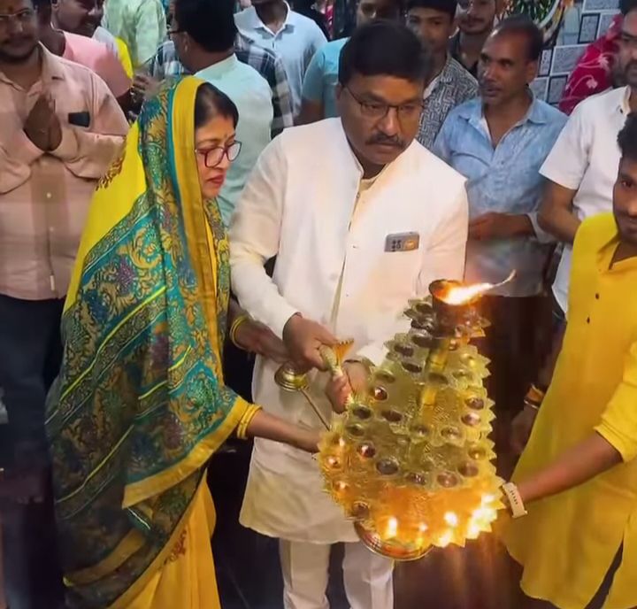 रुद्र महायज्ञ में भोलेनाथ की महा आरती करी गबेल दंपति ने, मालखरौदा ब्लॉक के पोता में आयोजित हुआ भव्य रुद्र महायज्ञ,रामकुमार- गीता गबेल ने कहा- दशकों से चला आ रहा यह धार्मिक आयोजन, रामकुमार गबेल ने सेवा स्वरूप यज्ञ में बड़ा कुलर भी किया भेंट, बाबा भोलेनाथ के अटूट आस्था वाले सेवक हैं रामकुमार रुद्र महायज्ञ में भोलेनाथ की महा आरती करी गबेल दंपति ने, मालखरौदा ब्लॉक के पोता में आयोजित हुआ भव्य रुद्र महायज्ञ,रामकुमार- गीता गबेल ने कहा- दशकों से चला आ रहा यह धार्मिक आयोजन, रामकुमार गबेल ने सेवा स्वरूप यज्ञ में बड़ा कुलर भी किया भेंट, बाबा भोलेनाथ के अटूट आस्था वाले सेवक हैं रामकुमार kshititech