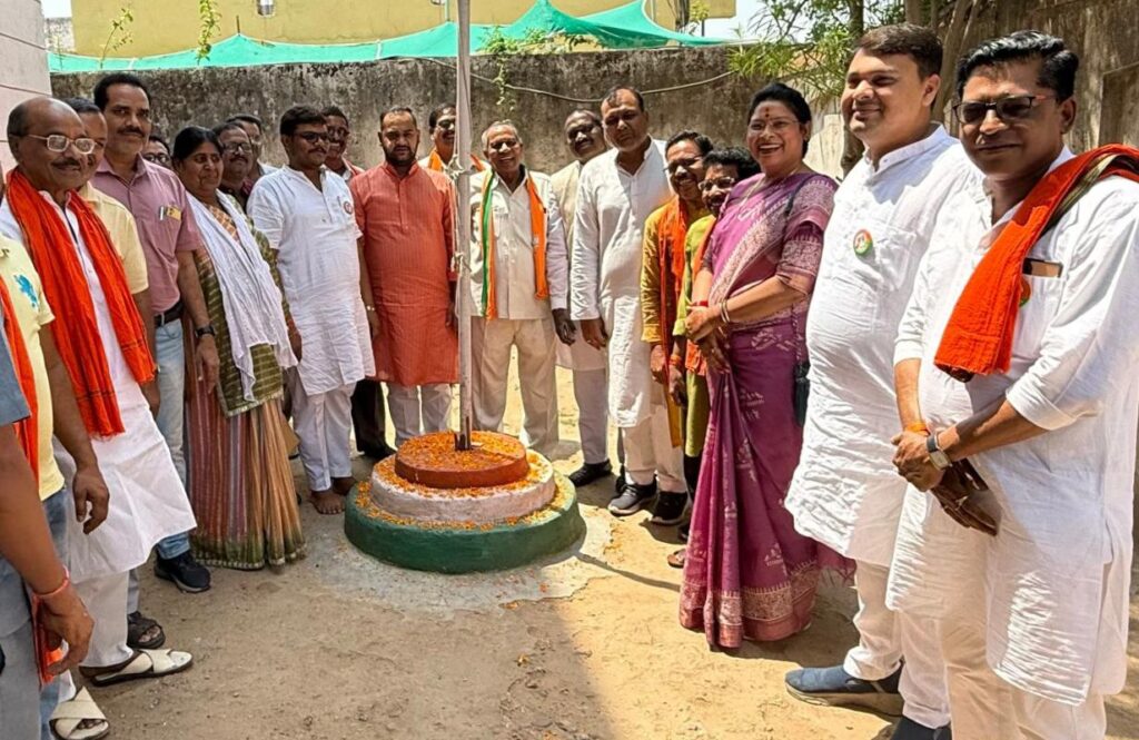 शक्ति के भाजपा कार्यालय में शान से लहराया 46 वे स्थापना दिवस पर भाजपा का ध्वज, अंचल के पार्टी को सींचने वाले वरिष्टों का हुआ सम्मान, कार्यकर्ताओं में दिखा 46 वें स्थापना दिवस का जोश, सम्मान से अभिभूत हुए वरिष्ठ जन, आंखें भर आई वरिष्टों की, देश भर में पार्टी की अपार कामयाबी एवं सफलता से उत्साहित दिखे वरिष्ठजन शक्ति के भाजपा कार्यालय में शान से लहराया 46 वे स्थापना दिवस पर भाजपा का ध्वज, अंचल के पार्टी को सींचने वाले वरिष्टों का हुआ सम्मान, कार्यकर्ताओं में दिखा 46 वें स्थापना दिवस का जोश, सम्मान से अभिभूत हुए वरिष्ठ जन, आंखें भर आई वरिष्टों की, देश भर में पार्टी की अपार कामयाबी एवं सफलता से उत्साहित दिखे वरिष्ठजन kshititech