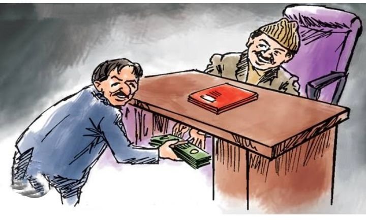 100- 200 रुपए में तो पटवारी काम ही करना नहीं चाहते, कोरबा में ₹10000/-रुपये की रिश्वत लेते EOW ने रंगे हाथों पकड़ा पटवारी को, क्या हो रहा है सुशासन वाली सरकार में,आये दिन सरकारी अधिकारी- कर्मचारी पकड़े जा रहे हैं घूस लेते रंगे हाथों kshititech