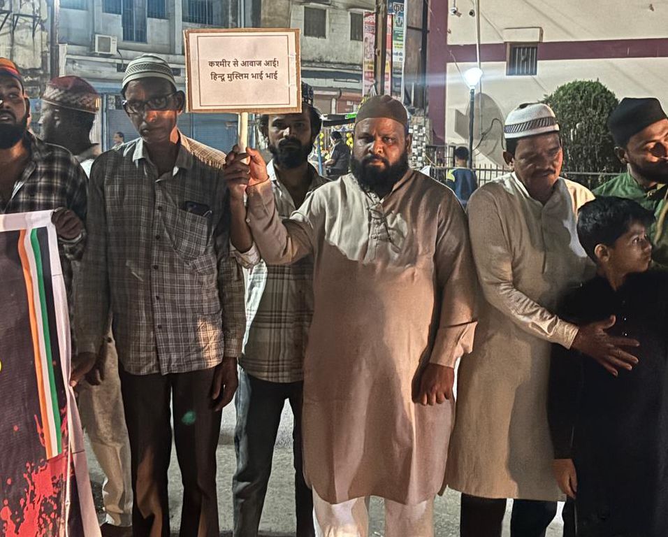 आतंकवाद के विरोध में खड़ा नजर आया शक्ति का मुस्लिम समाज- 26 अप्रैल को पहलगाम के आतंकवादी हमले में मारे गए सैलानियों को मौन रैली निकालकर अग्रसेन चौक में श्रद्धांजलि दी मुस्लिम जमात ने, मुस्लिम जमात ने भी कहा- आतंकवाद नहीं होगा बर्दाश्त आतंकवाद के विरोध में खड़ा नजर आया शक्ति का मुस्लिम समाज- 26 अप्रैल को पहलगाम के आतंकवादी हमले में मारे गए सैलानियों को मौन रैली निकालकर अग्रसेन चौक में श्रद्धांजलि दी मुस्लिम जमात ने, मुस्लिम जमात ने भी कहा- आतंकवाद नहीं होगा बर्दाश्त kshititech
