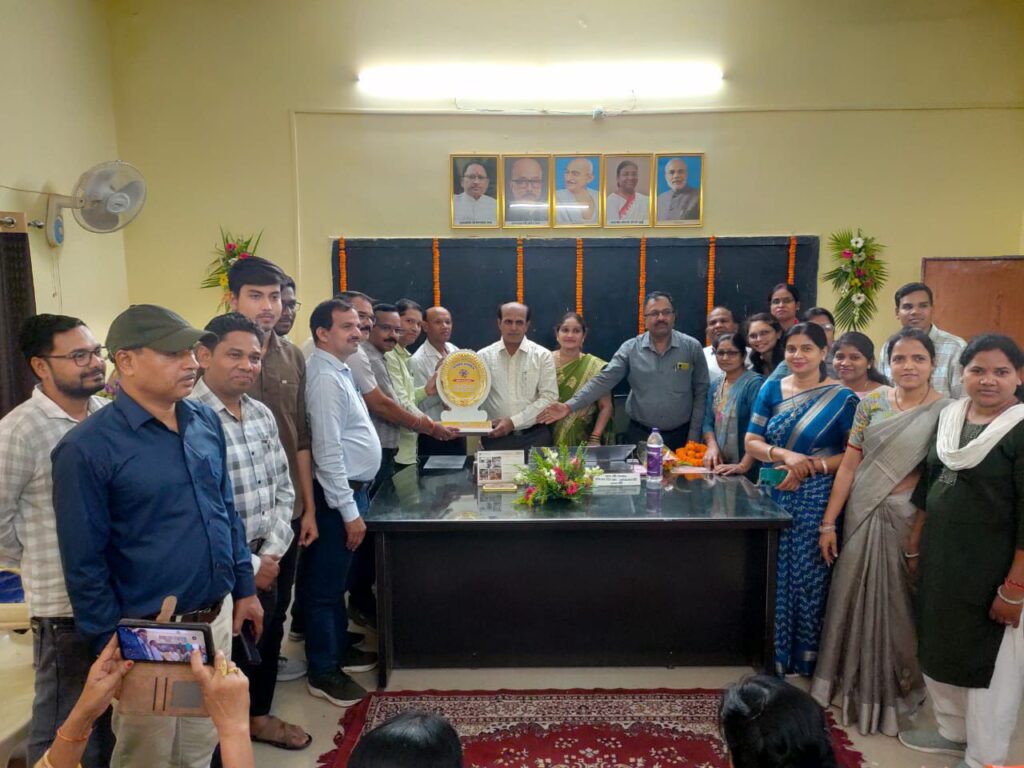 संवेदनशील जिला शिक्षा विभाग के मुखिया चंद्रा साहब-30 अप्रैल को सेवानिवृत्ति पर सक्ती जिले के डीईओ साहब को दी गई विदाई संवेदनशील जिला शिक्षा विभाग के मुखिया चंद्रा साहब-30 अप्रैल को सेवानिवृत्ति पर सक्ती जिले के डीईओ साहब को दी गई विदाई kshititech