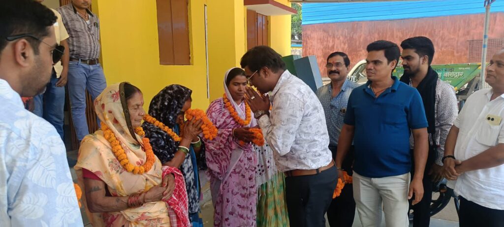 नगर पंचायत बाराद्वार ने मुख्यमंत्री तीर्थ दर्शन योजना के अंतर्गत महिला श्रद्धालुओं को किया बाबा धाम रवाना,नगर पंचायत अध्यक्ष, उपाध्यक्ष सहित जनप्रतिनिधि रहे मौजूद, उपाध्यक्ष जितेश शर्मा ने कहा- विष्णु देव जी की सरकार विकास के साथ-साथ धार्मिक भावनाओं का भी रखती है ध्यान, महिला श्रद्धालुओं में दिखा भारी उत्साह,कहा भोलेनाथ के दर्शन का मिलेगा मौका नगर पंचायत बाराद्वार ने मुख्यमंत्री तीर्थ दर्शन योजना के अंतर्गत महिला श्रद्धालुओं को किया बाबा धाम रवाना,नगर पंचायत अध्यक्ष, उपाध्यक्ष सहित जनप्रतिनिधि रहे मौजूद, उपाध्यक्ष जितेश शर्मा ने कहा- विष्णु देव जी की सरकार विकास के साथ-साथ धार्मिक भावनाओं का भी रखती है ध्यान, महिला श्रद्धालुओं में दिखा भारी उत्साह,कहा भोलेनाथ के दर्शन का मिलेगा मौका kshititech