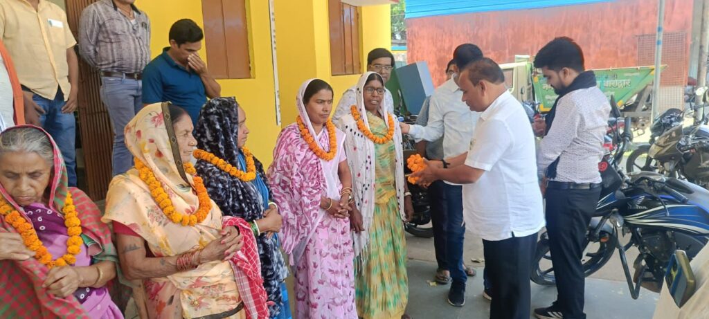 नगर पंचायत बाराद्वार ने मुख्यमंत्री तीर्थ दर्शन योजना के अंतर्गत महिला श्रद्धालुओं को किया बाबा धाम रवाना,नगर पंचायत अध्यक्ष, उपाध्यक्ष सहित जनप्रतिनिधि रहे मौजूद, उपाध्यक्ष जितेश शर्मा ने कहा- विष्णु देव जी की सरकार विकास के साथ-साथ धार्मिक भावनाओं का भी रखती है ध्यान, महिला श्रद्धालुओं में दिखा भारी उत्साह,कहा भोलेनाथ के दर्शन का मिलेगा मौका नगर पंचायत बाराद्वार ने मुख्यमंत्री तीर्थ दर्शन योजना के अंतर्गत महिला श्रद्धालुओं को किया बाबा धाम रवाना,नगर पंचायत अध्यक्ष, उपाध्यक्ष सहित जनप्रतिनिधि रहे मौजूद, उपाध्यक्ष जितेश शर्मा ने कहा- विष्णु देव जी की सरकार विकास के साथ-साथ धार्मिक भावनाओं का भी रखती है ध्यान, महिला श्रद्धालुओं में दिखा भारी उत्साह,कहा भोलेनाथ के दर्शन का मिलेगा मौका kshititech