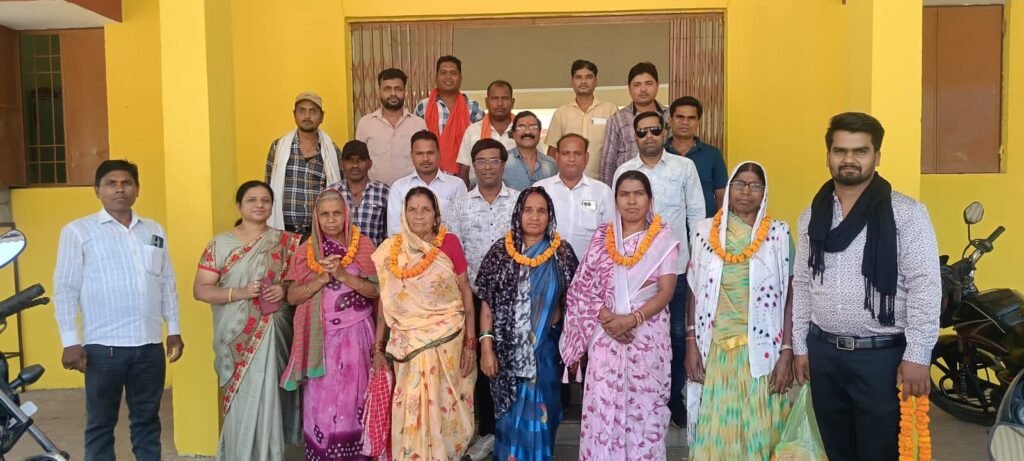 नगर पंचायत बाराद्वार ने मुख्यमंत्री तीर्थ दर्शन योजना के अंतर्गत महिला श्रद्धालुओं को किया बाबा धाम रवाना,नगर पंचायत अध्यक्ष, उपाध्यक्ष सहित जनप्रतिनिधि रहे मौजूद, उपाध्यक्ष जितेश शर्मा ने कहा- विष्णु देव जी की सरकार विकास के साथ-साथ धार्मिक भावनाओं का भी रखती है ध्यान, महिला श्रद्धालुओं में दिखा भारी उत्साह,कहा भोलेनाथ के दर्शन का मिलेगा मौका नगर पंचायत बाराद्वार ने मुख्यमंत्री तीर्थ दर्शन योजना के अंतर्गत महिला श्रद्धालुओं को किया बाबा धाम रवाना,नगर पंचायत अध्यक्ष, उपाध्यक्ष सहित जनप्रतिनिधि रहे मौजूद, उपाध्यक्ष जितेश शर्मा ने कहा- विष्णु देव जी की सरकार विकास के साथ-साथ धार्मिक भावनाओं का भी रखती है ध्यान, महिला श्रद्धालुओं में दिखा भारी उत्साह,कहा भोलेनाथ के दर्शन का मिलेगा मौका kshititech