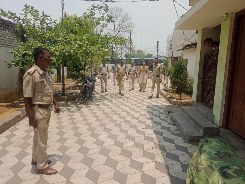 पुलिस हुई अलर्ट- शक्ति पुलिस ने रेलवे स्टेशन में यात्री ट्रेनों सहित प्लेटफार्म पर चलाया चेकिंग अभियान, शहर के वार्ड क्रमांक- 18 में अप्रवासी भारतीय एवं बांग्लादेश्यों के संबंध में भी करी पूछताछ,SP के निर्देश पर शक्ति टीआई बृजेश तिवारी की पहल, बाहर से आकर रह रहे लोगों की की जा रही सघन पूछताछ, शक्ति TI तिवारी ने कहा- किरायेदारों की तत्काल दे जानकारी,  नहीं देने पर होगी कार्रवाई पुलिस हुई अलर्ट- शक्ति पुलिस ने रेलवे स्टेशन में यात्री ट्रेनों सहित प्लेटफार्म पर चलाया चेकिंग अभियान, शहर के वार्ड क्रमांक- 18 में अप्रवासी भारतीय एवं बांग्लादेश्यों के संबंध में भी करी पूछताछ,SP के निर्देश पर शक्ति टीआई बृजेश तिवारी की पहल, बाहर से आकर रह रहे लोगों की की जा रही सघन पूछताछ, शक्ति TI तिवारी ने कहा- किरायेदारों की तत्काल दे जानकारी,  नहीं देने पर होगी कार्रवाई kshititech