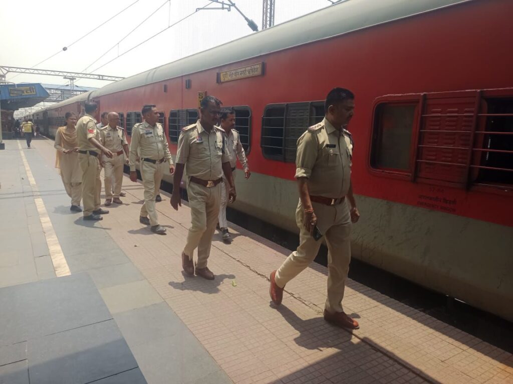 पुलिस हुई अलर्ट- शक्ति पुलिस ने रेलवे स्टेशन में यात्री ट्रेनों सहित प्लेटफार्म पर चलाया चेकिंग अभियान, शहर के वार्ड क्रमांक- 18 में अप्रवासी भारतीय एवं बांग्लादेश्यों के संबंध में भी करी पूछताछ,SP के निर्देश पर शक्ति टीआई बृजेश तिवारी की पहल, बाहर से आकर रह रहे लोगों की की जा रही सघन पूछताछ, शक्ति TI तिवारी ने कहा- किरायेदारों की तत्काल दे जानकारी,  नहीं देने पर होगी कार्रवाई पुलिस हुई अलर्ट- शक्ति पुलिस ने रेलवे स्टेशन में यात्री ट्रेनों सहित प्लेटफार्म पर चलाया चेकिंग अभियान, शहर के वार्ड क्रमांक- 18 में अप्रवासी भारतीय एवं बांग्लादेश्यों के संबंध में भी करी पूछताछ,SP के निर्देश पर शक्ति टीआई बृजेश तिवारी की पहल, बाहर से आकर रह रहे लोगों की की जा रही सघन पूछताछ, शक्ति TI तिवारी ने कहा- किरायेदारों की तत्काल दे जानकारी,  नहीं देने पर होगी कार्रवाई kshititech